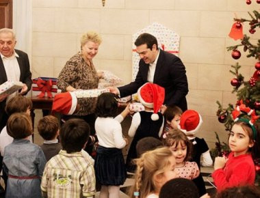 Ευχές για τα «Kαλά Χριστούγεννα» έκανε μέσα από τηλεοπτικό σποτ ο πρωθυπουργός Αλέξης Τσίπρας (βίντεο)